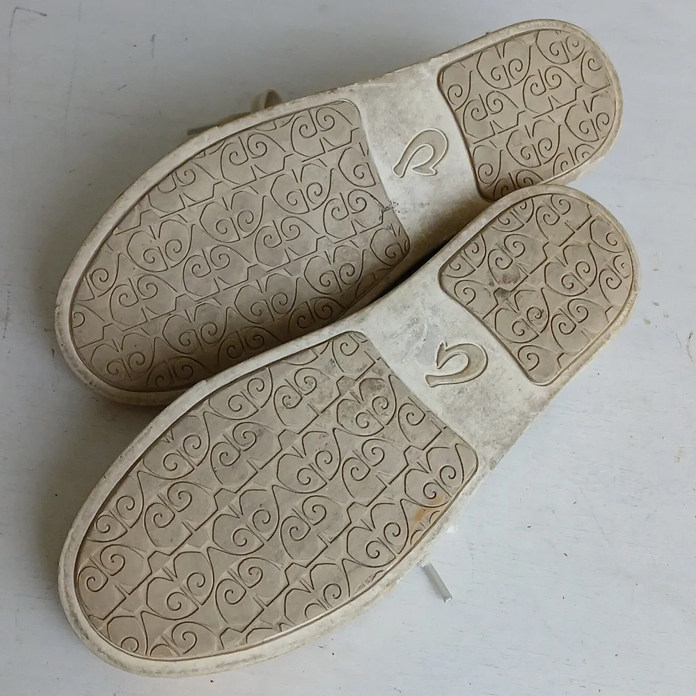 OluKai Pehuea Li Sneakers Size 9